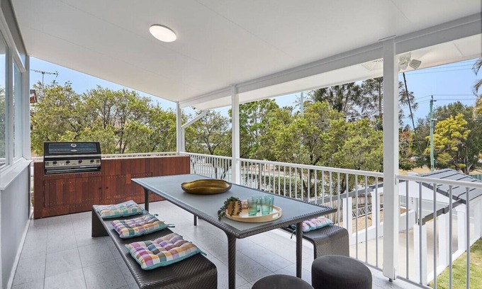 Labrador Casa | THE QUEENSLANDER! Impressive Entertainer. Private yards & Multiple Parking 90Days plus