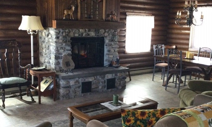 Sturgeon Bay Casa | Una cabaña acogedora, compacta y acogedora en el bosque. Perfecto para 4-6 personas.