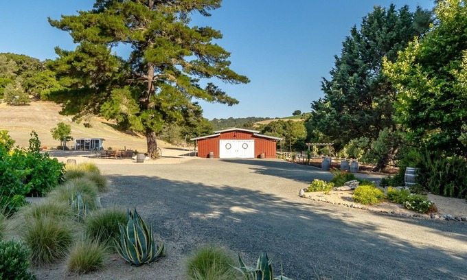 Paso Robles Casa | Elegant Vintage Barn quiet country charm. Walk to wineries, minutes to town.