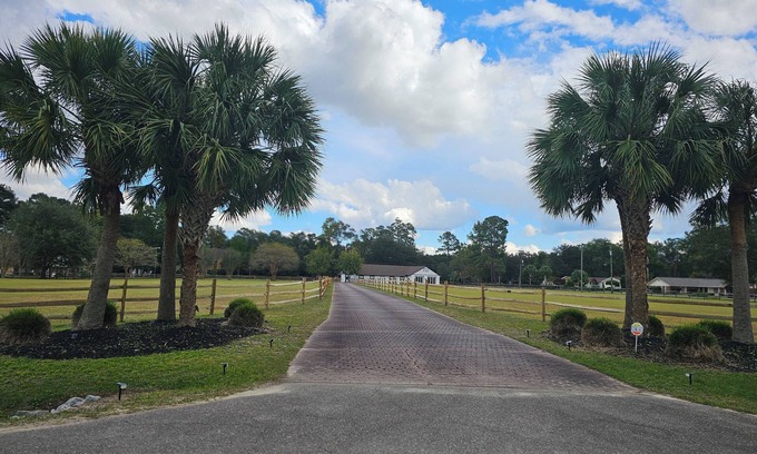 Socastee Casa | The Ranch: A Spacious 5-Bedroom Home with Pool in Quiet Neighborhood