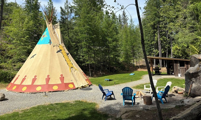 Boundary County Alquiler De RV | The Raven's Nest Teepee . Nestled in the Selkirk Mountain range, in Naples Idaho