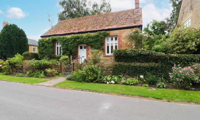 Hinton St. George Casa | THE READING ROOM, pet friendly, with open fire in Hinton St George