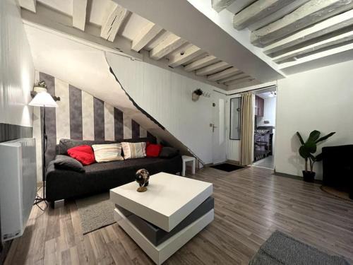 Fontainebleau Apartamento | The Red and Black retreat - Fontainebleau Center