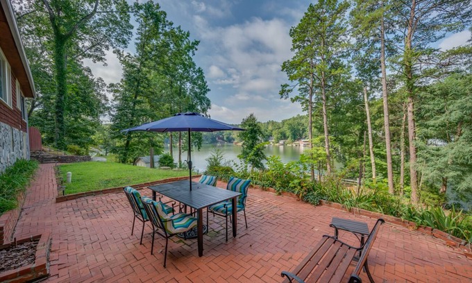 Lynn Casa | The Red Baron | Lakefront Cottage on Lake Lanier | Pet-friendly