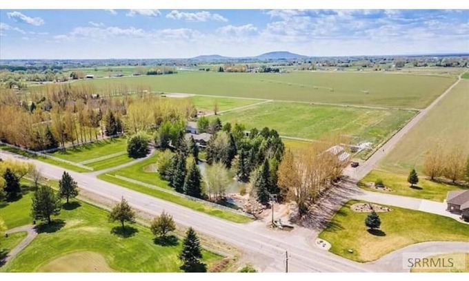 Rexburg Casa | The Red Brick Haven - Pond Golf Fish Sleeps 24+