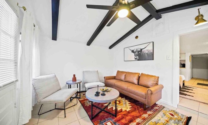 Fayetteville Cabina | The Red Cabin: Quiet, Cozy Getaway in Ideal Fayetteville Location