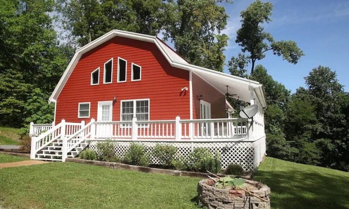 Hilham Cabaña | The Red Cottage in the Woods