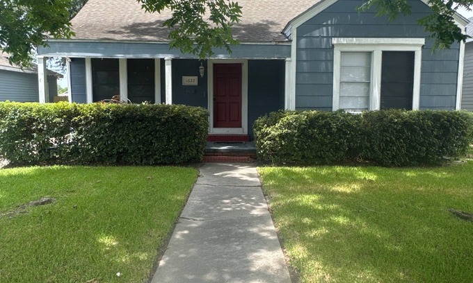 Beaumont Casa | The Red Door Home 2-bedroom house with WiFi and AC in beautiful Beaumont