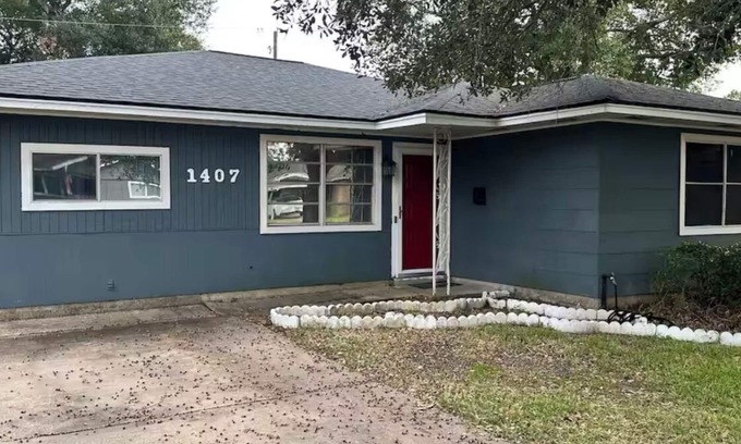 Nederland Casa | The Red Door Home 3-bedroom house in Nederland Texas. Your home away from home