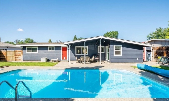East Wenatchee Casa | The Red Door Retreat with Huge Pool and Hot Tub