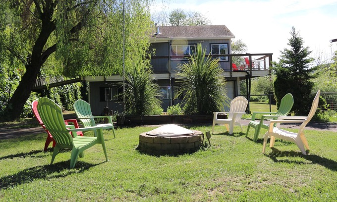 Duncans Mills Casa | La puerta roja: A orillas del río personalizada de inicio, Bañera de hidromasaje, Patio cercado, Barcos, Vistas