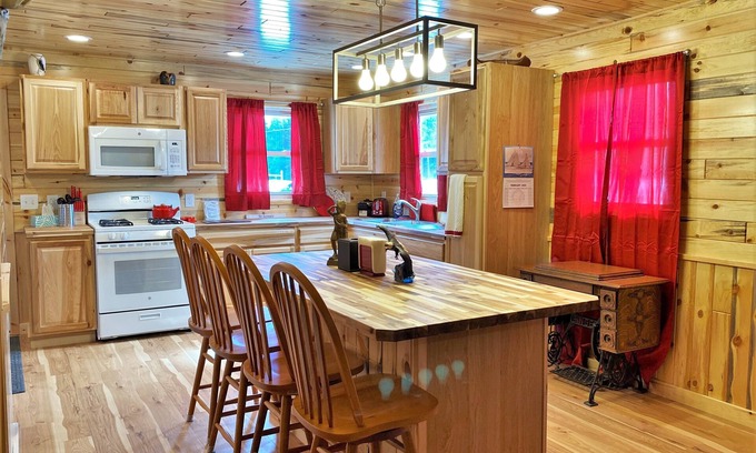 St Ignace Casa | The Red Pine in St. Ignace