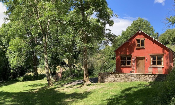 Llanbedr-dyffryn-clwyd Cabina | The Red Shed - A cosy woodland cabin with woodburner