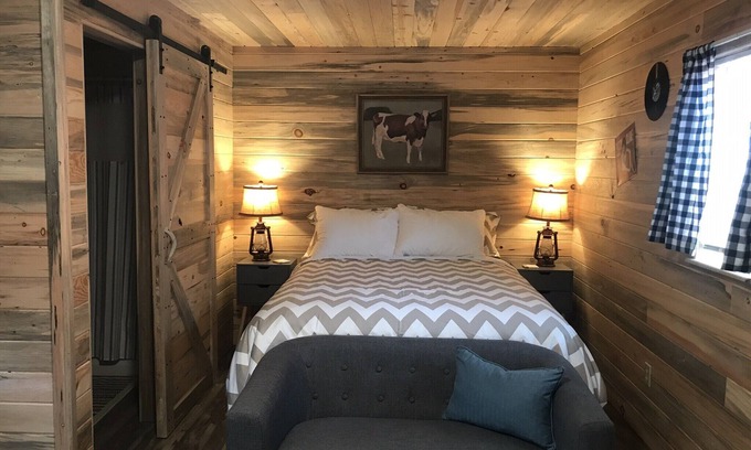 Coram Cabina | The Red Station by Glacier - Cabin #5 with AC and laundry