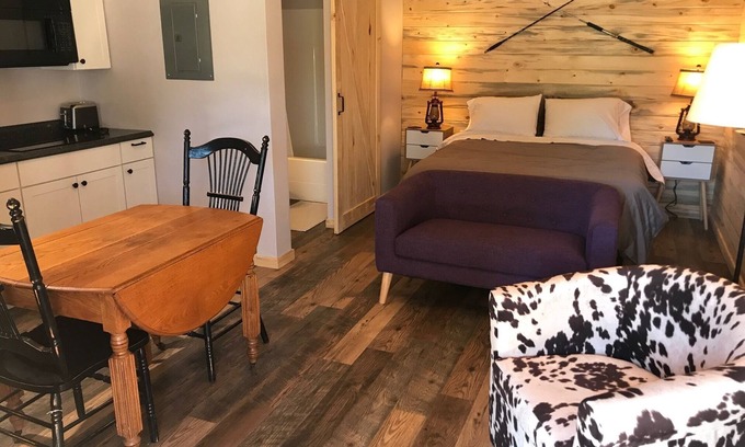 Coram Cabina | The Red Station by Glacier - Cabin #9 with AC and laundry