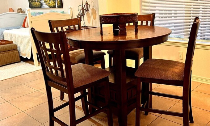 Tyler Apartamento | The Red Table Near Hospital district/TJC smart TV’s in all bedrooms. All Welcome