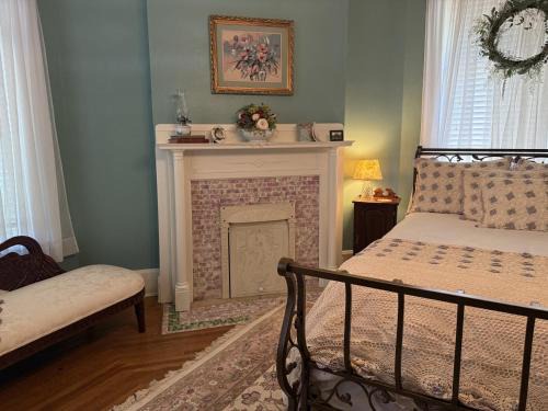 Guthrie Casa | The Redbud Room at The Judges Chambers