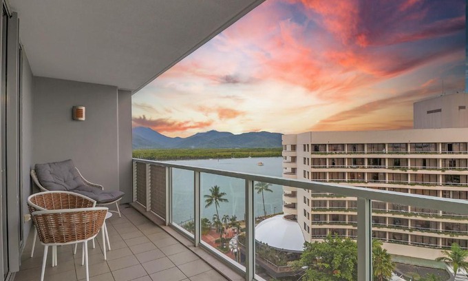 Cairns Central Business District Apartamento | The Reef Pad, ideally located with a stellar view!
