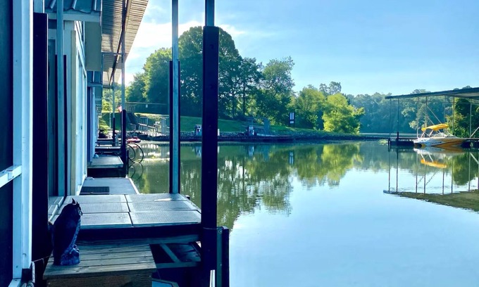 Bainbridge Alquiler De Eote | The Reel Time on the Flint River houseboat.