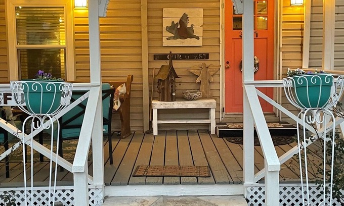 Granbury Cabaña | The Refuge at Lake Granbury - Lakeside Country Cottage with great outdoor spaces