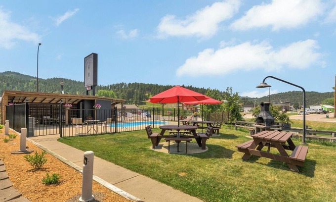 Hill City Hotel | The Relaxing Creekside