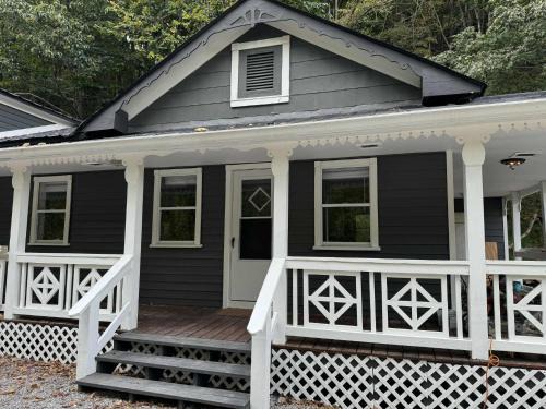 Seneca Rocks Casa | The Renovated Farmhouse at Seneca Rocks