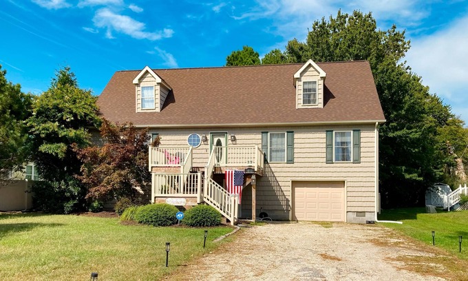 Cedar Neck Casa | The Reservation - dog-friendly home with fenced yard, deck, grill, & beach gear