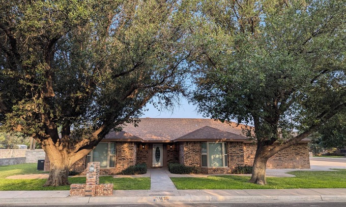 Hobbs Casa | The Rest of The West! 💤nBeautiful, Large home w/pool table Nice Neighborhood!