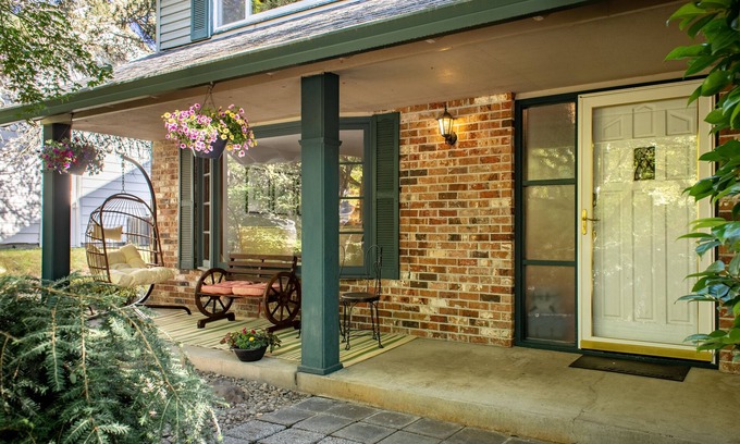 Beaverton Casa | The Restful Retreat: king Bed + yard + fire pit + kids + Pet friendly
