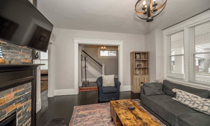 Livingston Park Casa | The Restful Roost w Hot Tub