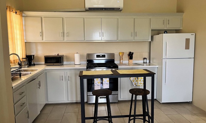 Saint John Parish Apartamento | The Retreat 2 Charming 1-bedroom apartment with WiFi, AC in St. John's.