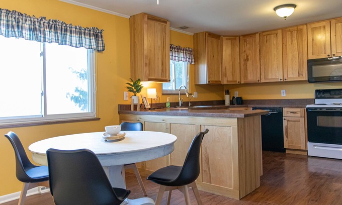 Carbon Hill Casa | The Retreat at CCWC - Three bedroom house, minutes from Ohio U. & Athens.