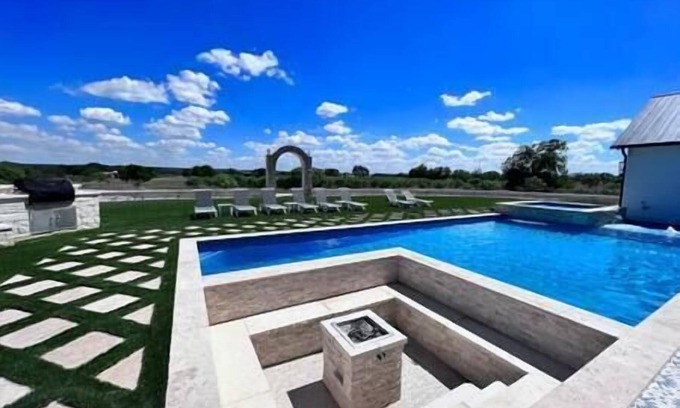 Fredericksburg Casa | The Retreat and Domes