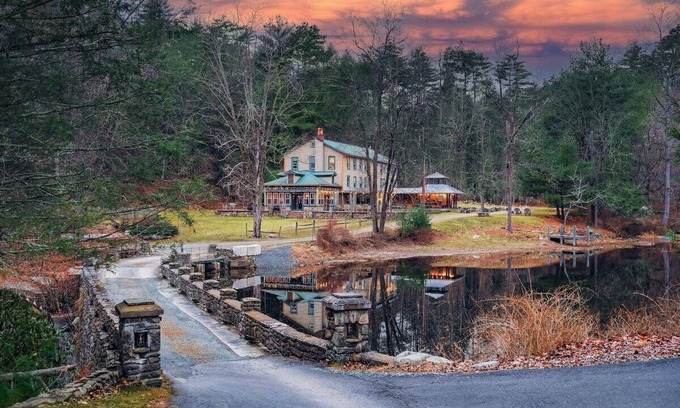 Layton Casa | The retreat at Poconos Mansion | 50 guests | private