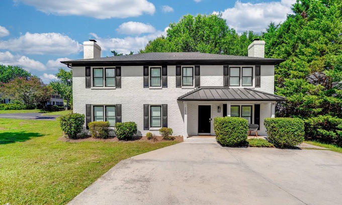 Wessex Square Casa | The Retreat by SouthPark- Spacious 3-Bedroom Near Shopping & Dining in SouthPark