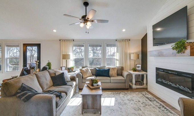 Abesville Casa | 'The Retreat on Reno' Home w/ Hot Tub + Deck!