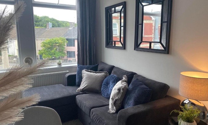 Kenfig Hill Apartamento | The Retreats 2 Kenfig Hill Pet Friendly 2 Bedroom Flat with King Size bed twin beds and sofa bed sleeps up to 5 people