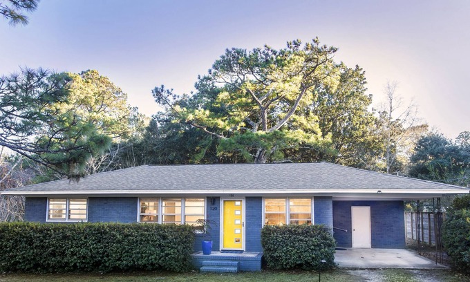 Wilmington Casa | The Retro Ranch Wilmington - 15 min to Wrightsville Beach, UNCW, Carolina Beach.