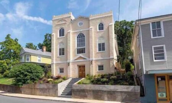 Staunton Casa | The Revival Room in The Sanctuary! Two Bed Oasis!