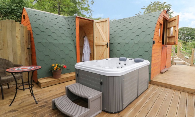 Llanfair Caereinion Cabaña | THE RHIW, pet friendly, with hot tub in Llanfair Caereinion
