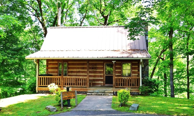 Cherokee Cabina | The Ridge: Fire Pit, Screened Porch, Scenic Views, Gas Grill, Full Kitchen, Pet-Friendly
