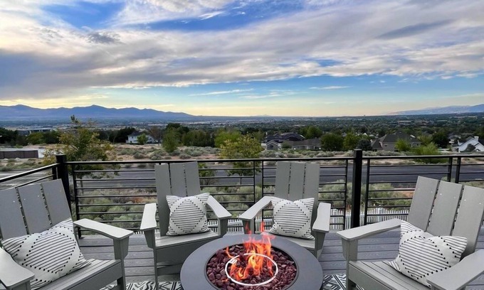 Draper Casa | The Ridgeline Retreat | 6BR (+ office) mountain escape | Spa, Sauna, Game room, Bunk room, Work-from-home Setup & Epic views!
