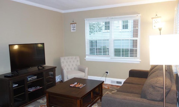 Charlotte Apartamento | The Right Side Duplex