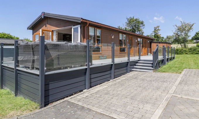 Rhyd-y-clafdy Cabaña | THE RIVENDALE LODGE, pet friendly, with pool in Pwllheli