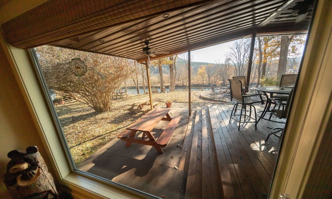 Buffalo City Cabina | The River Villa - Rileys Outfitter