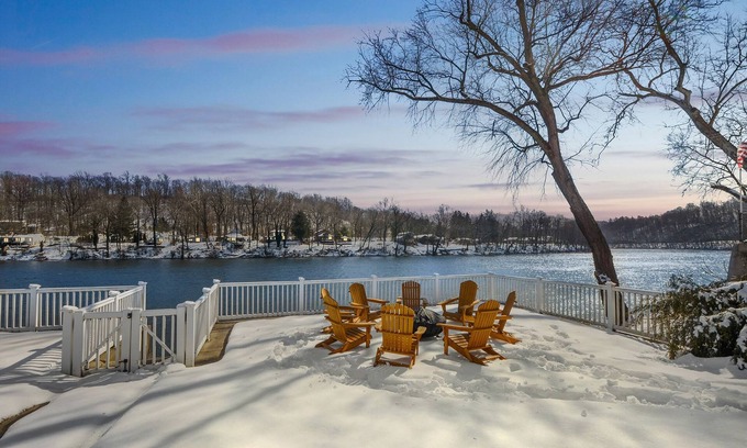 Martins Creek Casa | The Riverfront - King Suite/Fire Pit/River Access