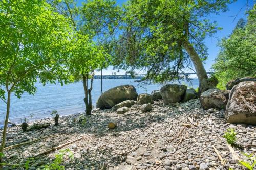 Old Evergreen Highway Casa | The Riverfront Retreat-woods Landing