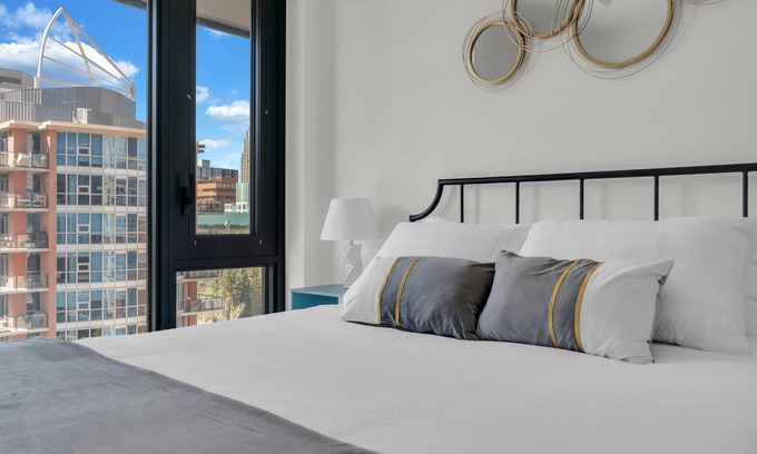 Eau Claire Apartamento | The Riverlight Den DT | Comfort & Amazing City Views