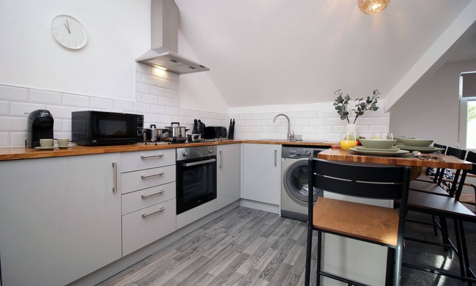 Caerau Apartamento | ◑One bed apartment◑Close to city◑WiFi◑Parking◑