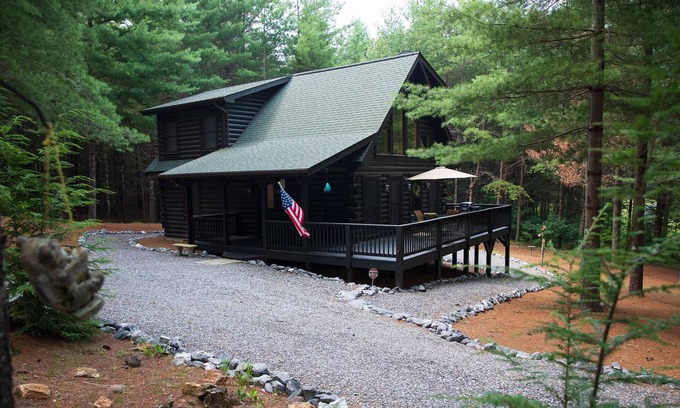 Vein Mountain Casa | The Robsen Cabin. 1hr from Asheville, Lakeside Secluded Cabin